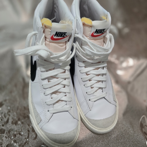 Nike Women's Blazer Mid 77 Shoes - Picture 1 of 12
